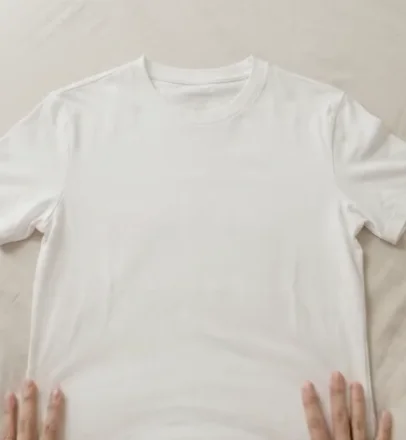T-shirt blanc posé à plat.